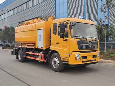 Cheng Li  CL5182GQW6ZH Cleaning the suction truck