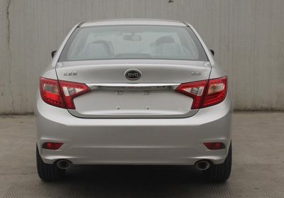 BYD  BYD7121WT5D Sedan