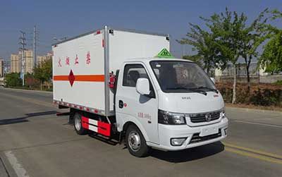 Huatong brand automobiles HCQ5037XRYE Flammable liquid box transport vehicle