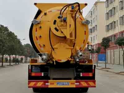 Cheng Liwei  CLW5256GQWD6 Cleaning the suction truck