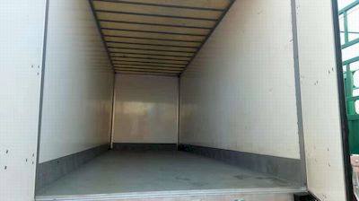 Liangshan Dongyue  CSQ9173XXY Box type center axle trailer