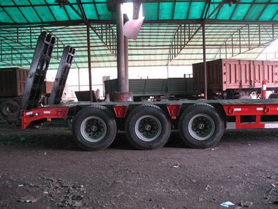 Zhang Tuo license plate car ZTC9403DP Low flatbed semi-trailer