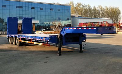 Zhou Qiangqiang  RZQ9400TDP Low flatbed semi-trailer