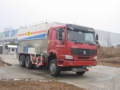 Three axle license plate carCSH5252THAOn site mixed loading ammonium oil explosive truck