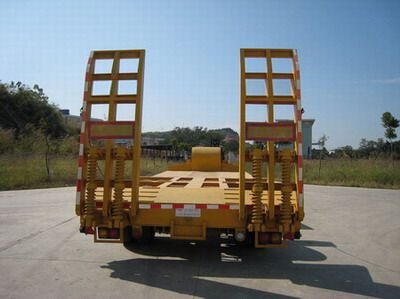 Yue Gong license plate car SGG9190TD Low flatbed semi-trailer