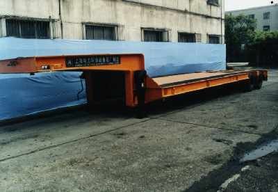 Shuangfan  SS9491 Low flatbed semi-trailer