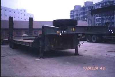 Shuangfan  SS9510 Low flatbed semi-trailer