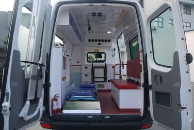 Guangtong Bus GPY5042XJH ambulance